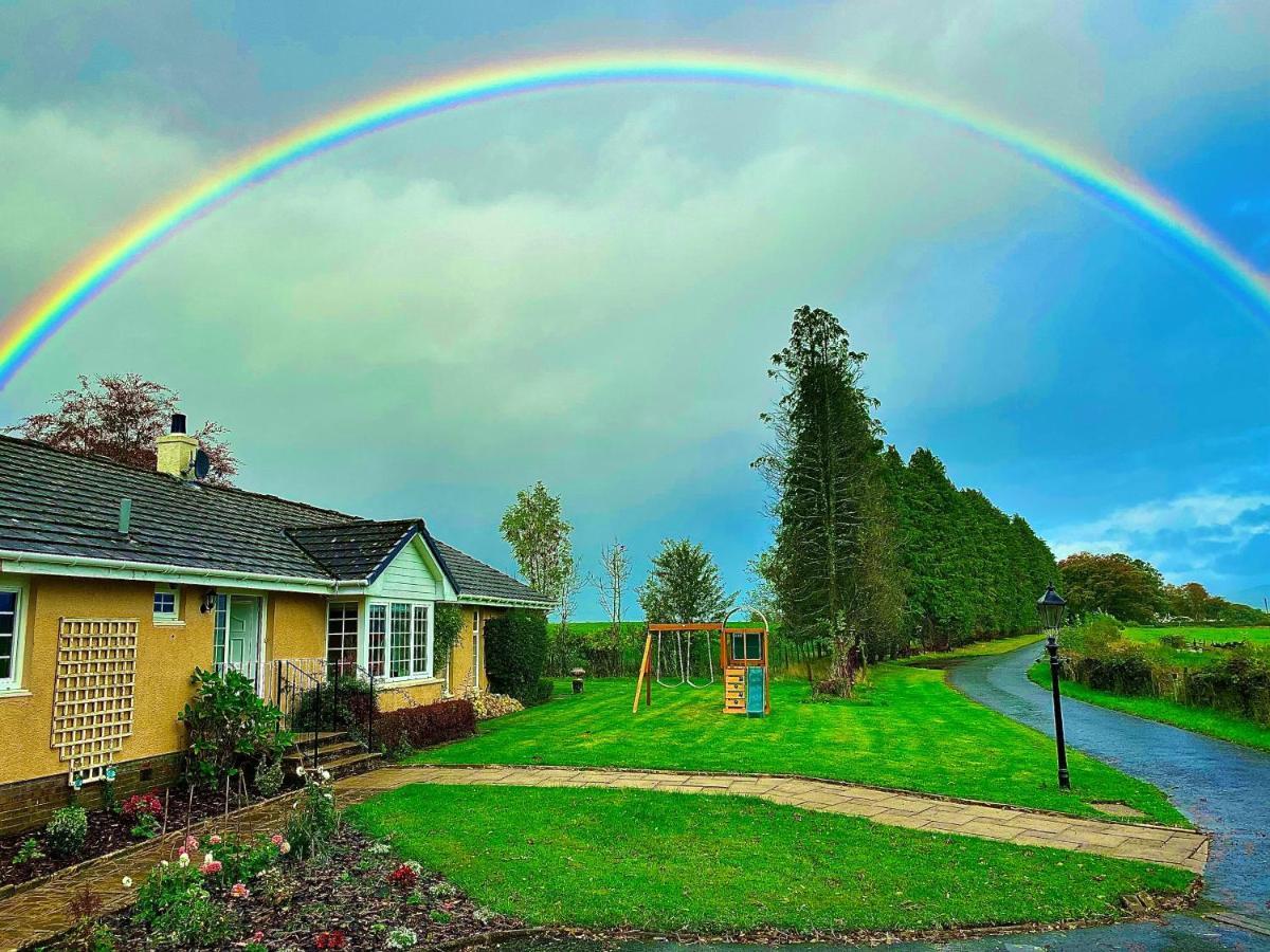 Finn Village "Mountain View Cottage" Private Garden, 9-Seater Hot Tub, Firepit & Pizza Stove Drymen Exterior photo