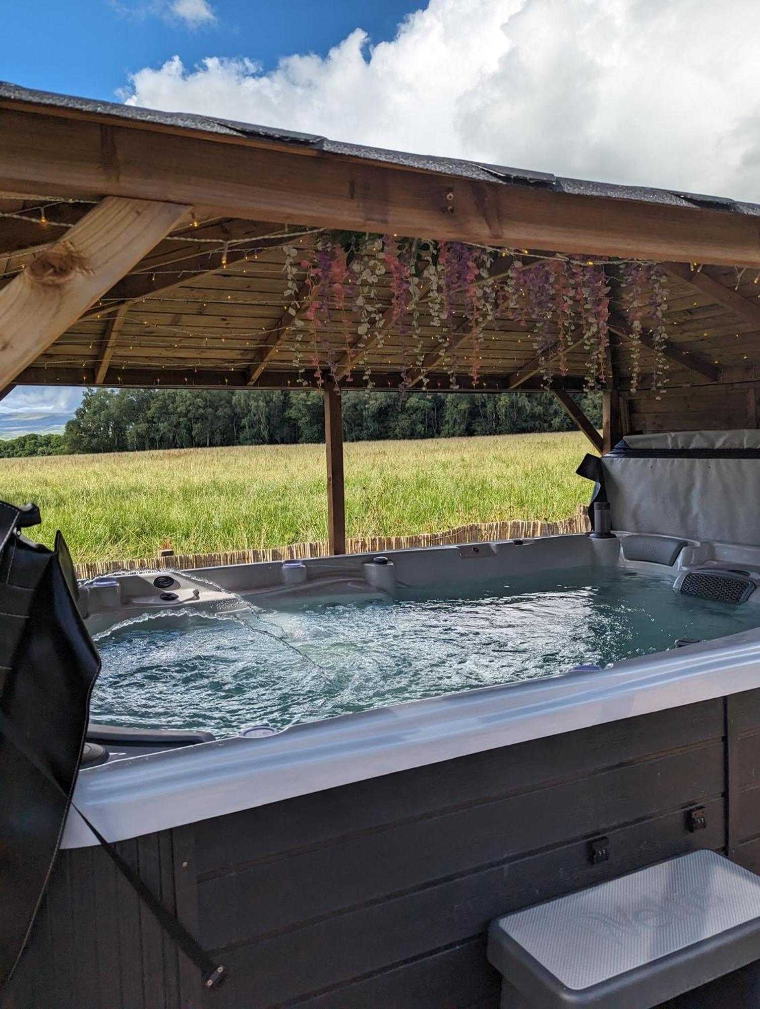 Finn Village "Mountain View Cottage" Private Garden, 9-Seater Hot Tub, Firepit & Pizza Stove Drymen Exterior photo
