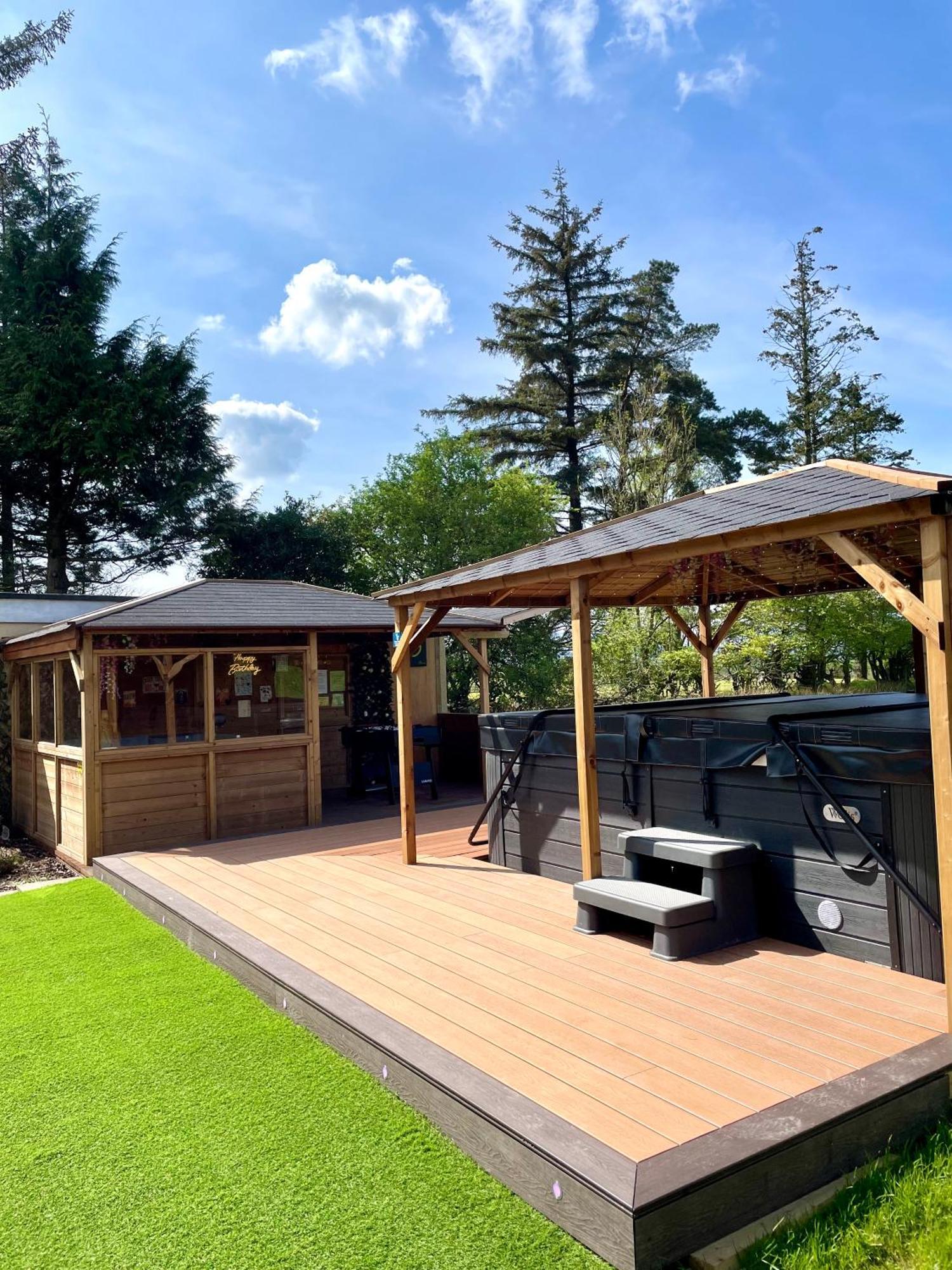 Finn Village "Mountain View Cottage" Private Garden, 9-Seater Hot Tub, Firepit & Pizza Stove Drymen Exterior photo
