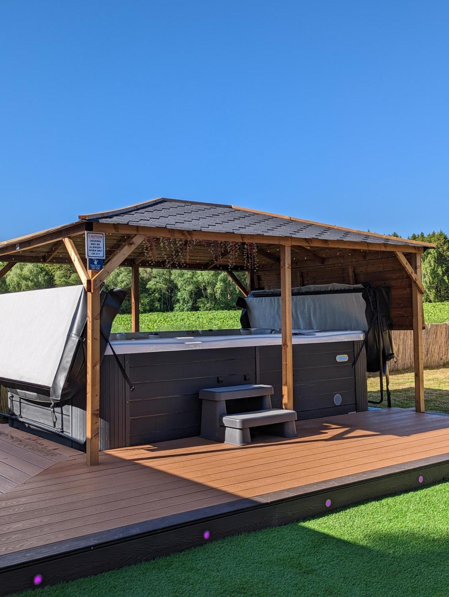 Finn Village "Mountain View Cottage" Private Garden, 9-Seater Hot Tub, Firepit & Pizza Stove Drymen Exterior photo