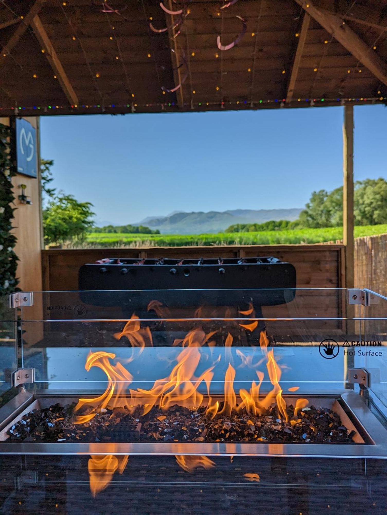 Finn Village "Mountain View Cottage" Private Garden, 9-Seater Hot Tub, Firepit & Pizza Stove Drymen Exterior photo
